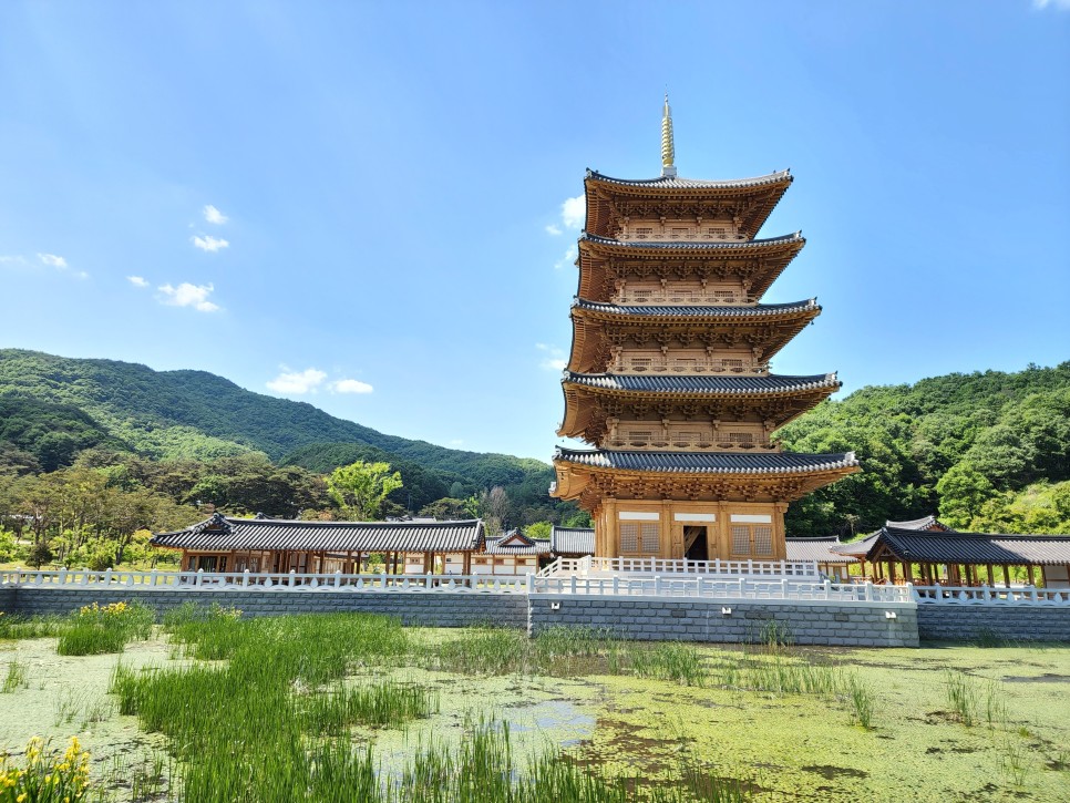 김천 사명대사공원 평화의탑과 연못