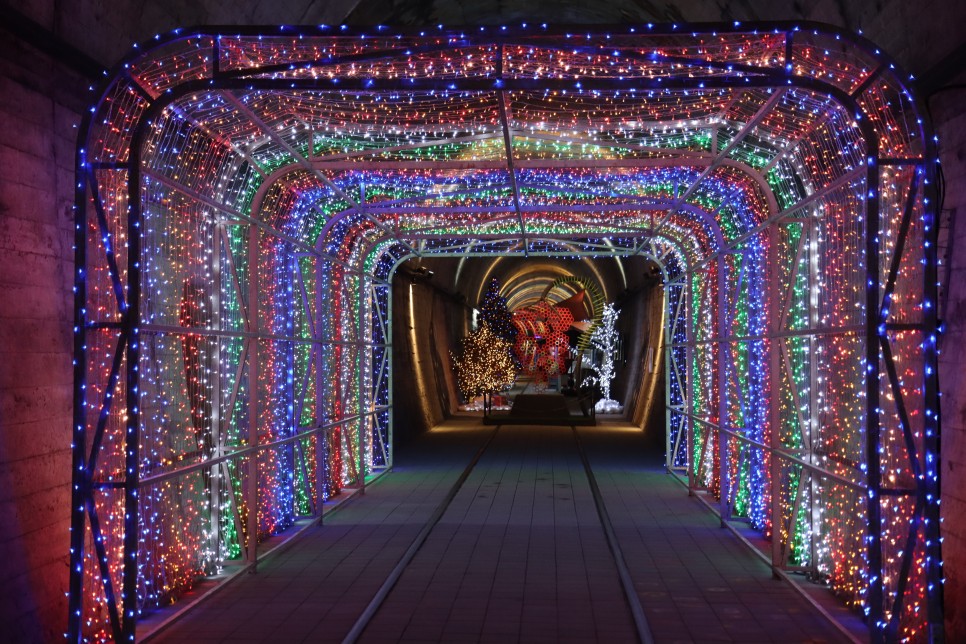 오미자 테마 터널의 LED 조명 공간