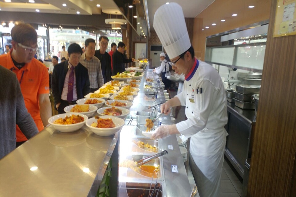 칠곡(부산)휴게소 자율식당 배식
