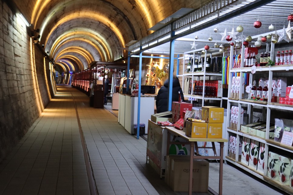 오미자 테마 터널의 특산물 판매 공간